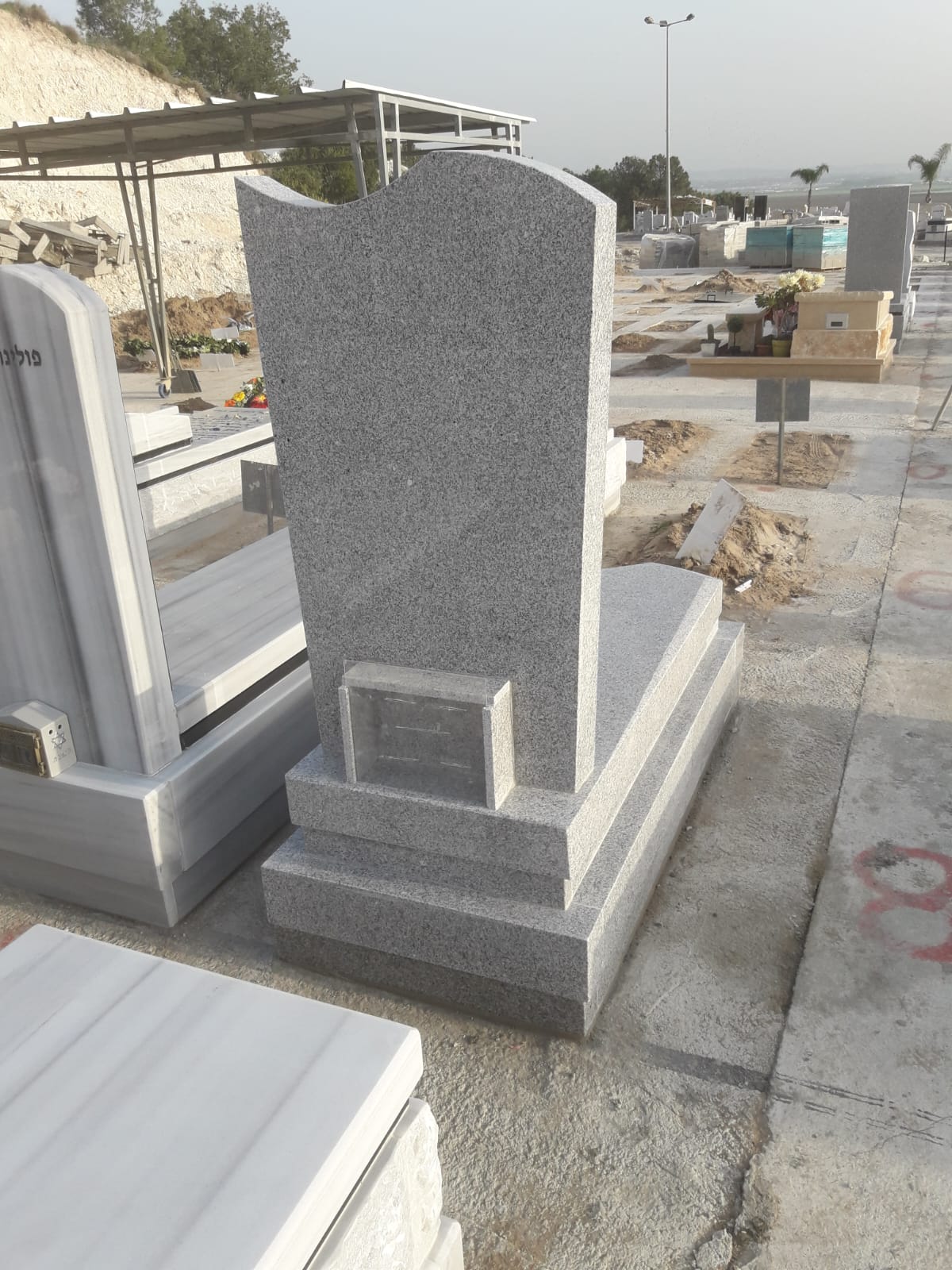 מצבת גרניט סארדו אפורה עם מבנה מדורג ייחודי