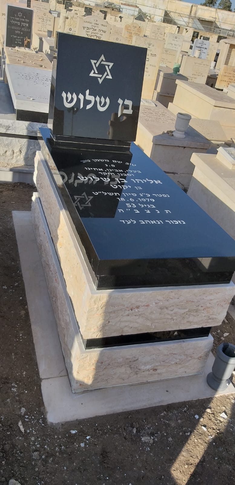מצבה כפולה מגרניט שחור ובסיס אבן טבעית
