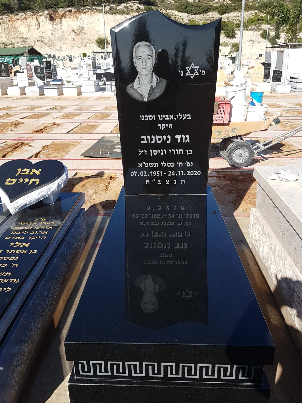 מצבת יחיד מגרניט שחור מבריק עם חריטת פורטרט ועיטור