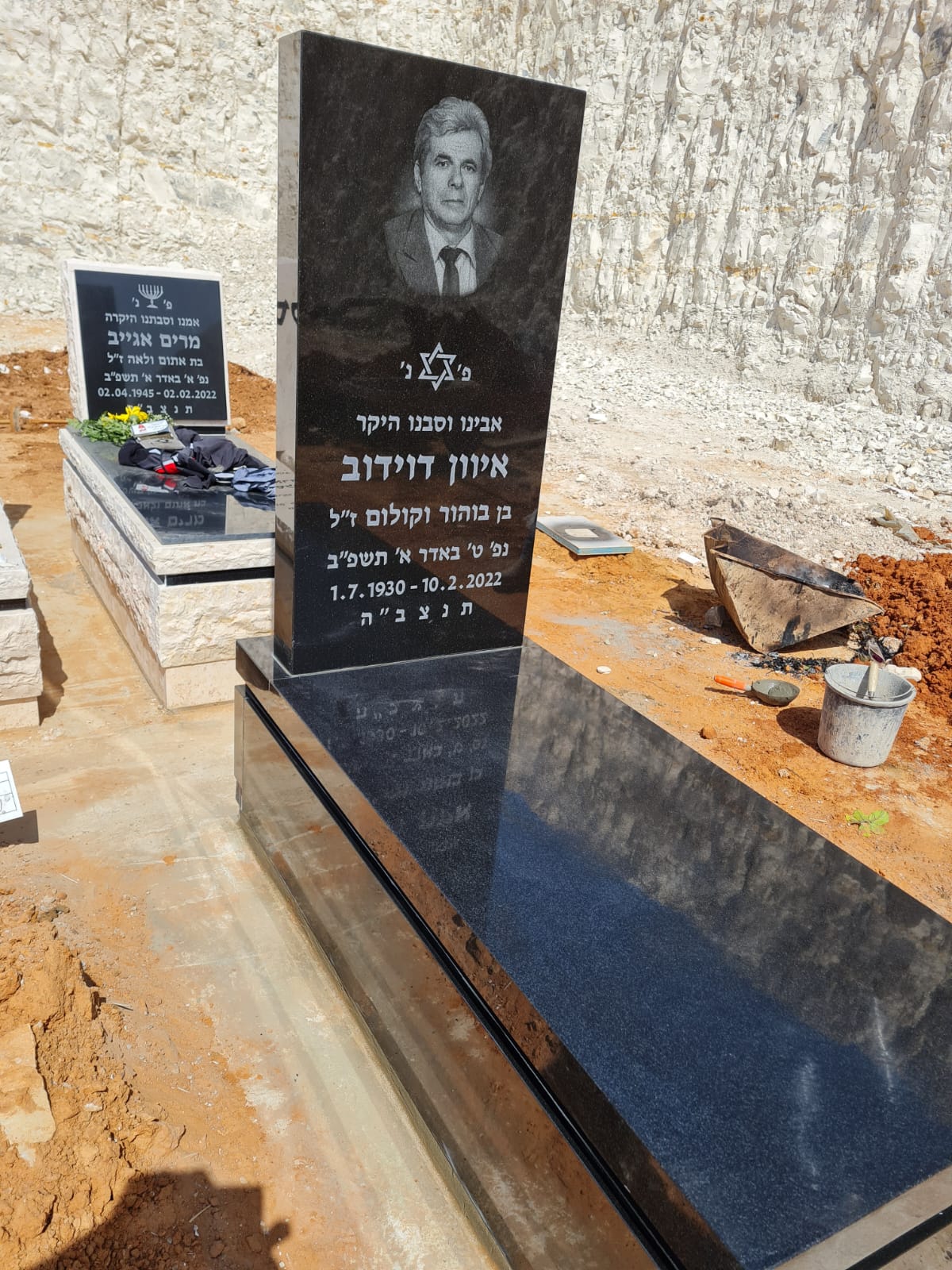 מצבה עומדת מאבן גרניט שחורה עם חריטת דיוקן