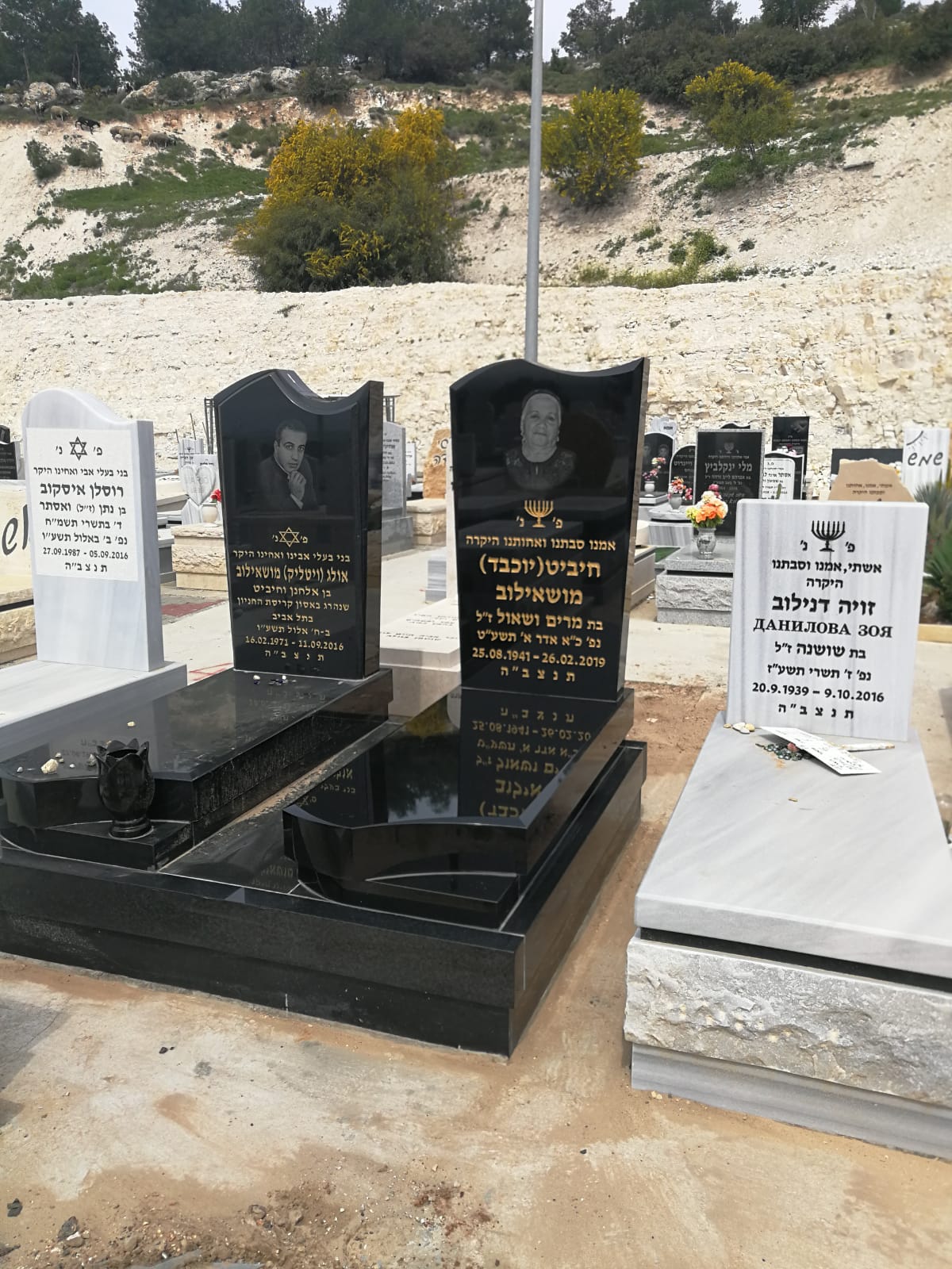 מצבה זוגית מגרניט שחור