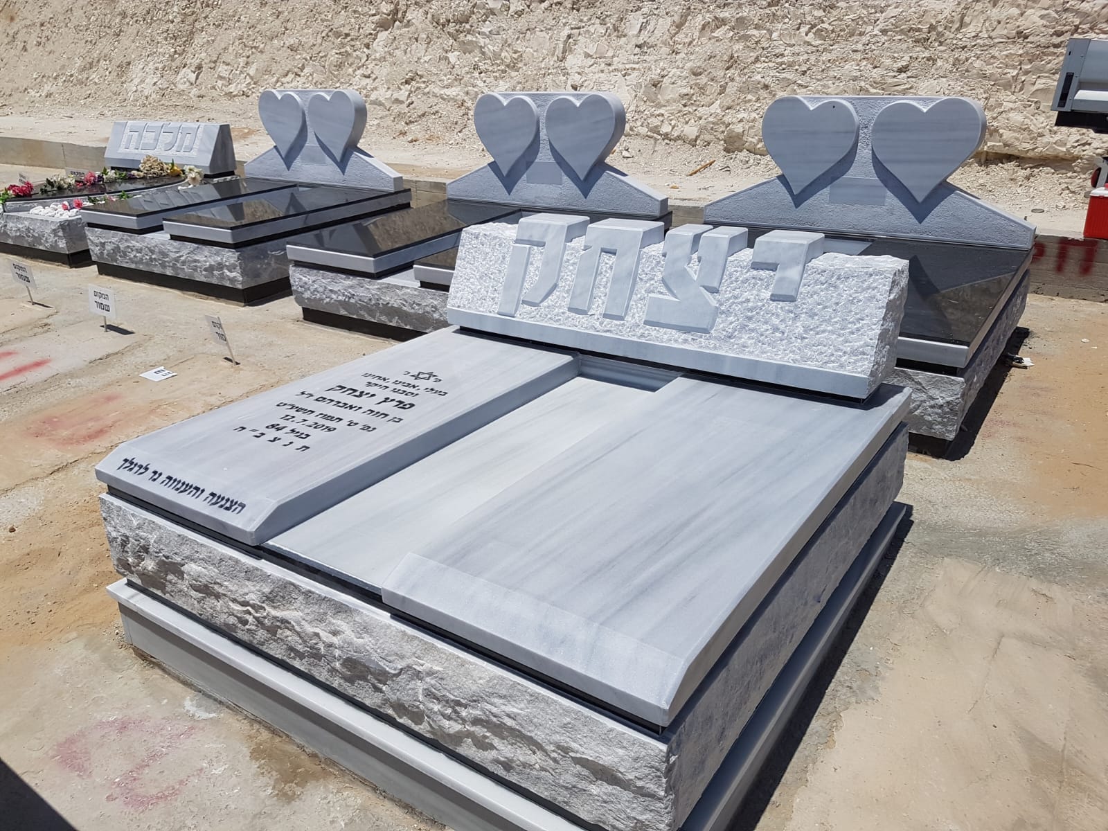 מצבה זוגית שיש יוקרתי