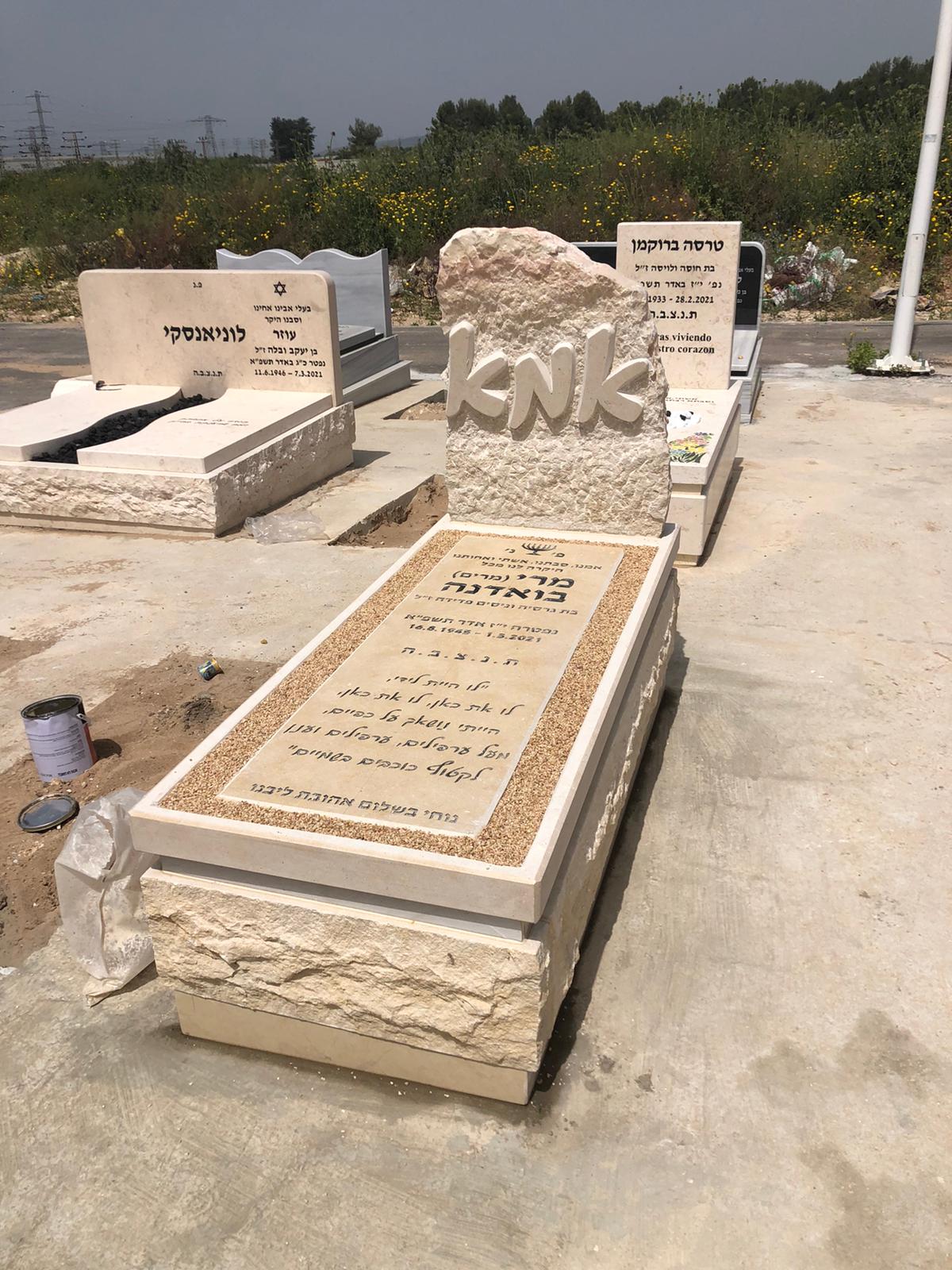מצבת סלע טבעי