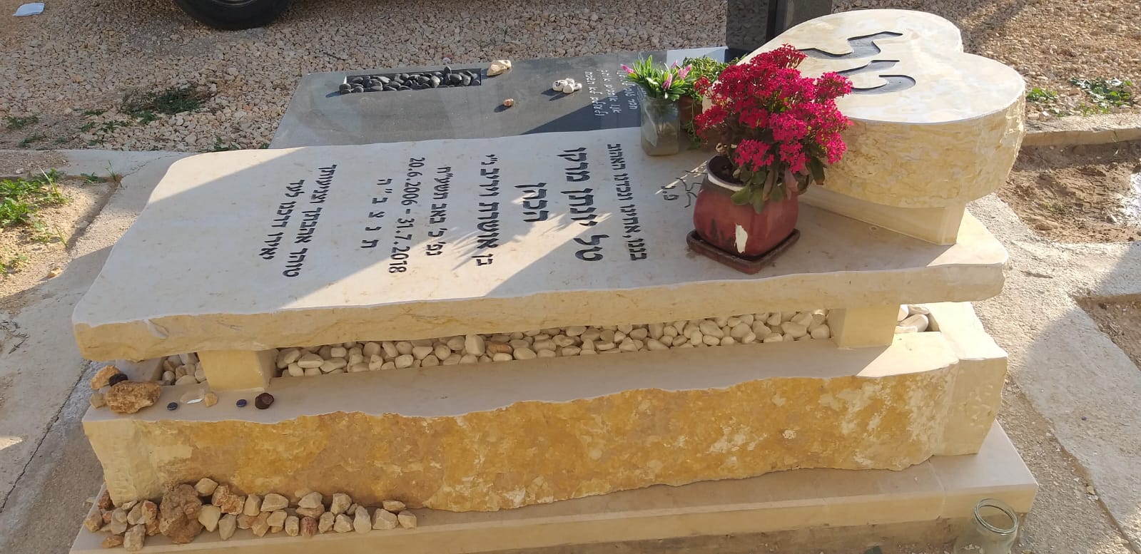 מצבת ספסל מוגבהת מאבן טבעית עם לב דקורטיבי
