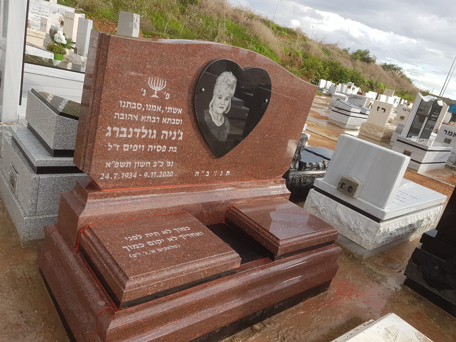 מצבה כפולה מגרניט אדום עם חריטת פורטרט אישי בלב