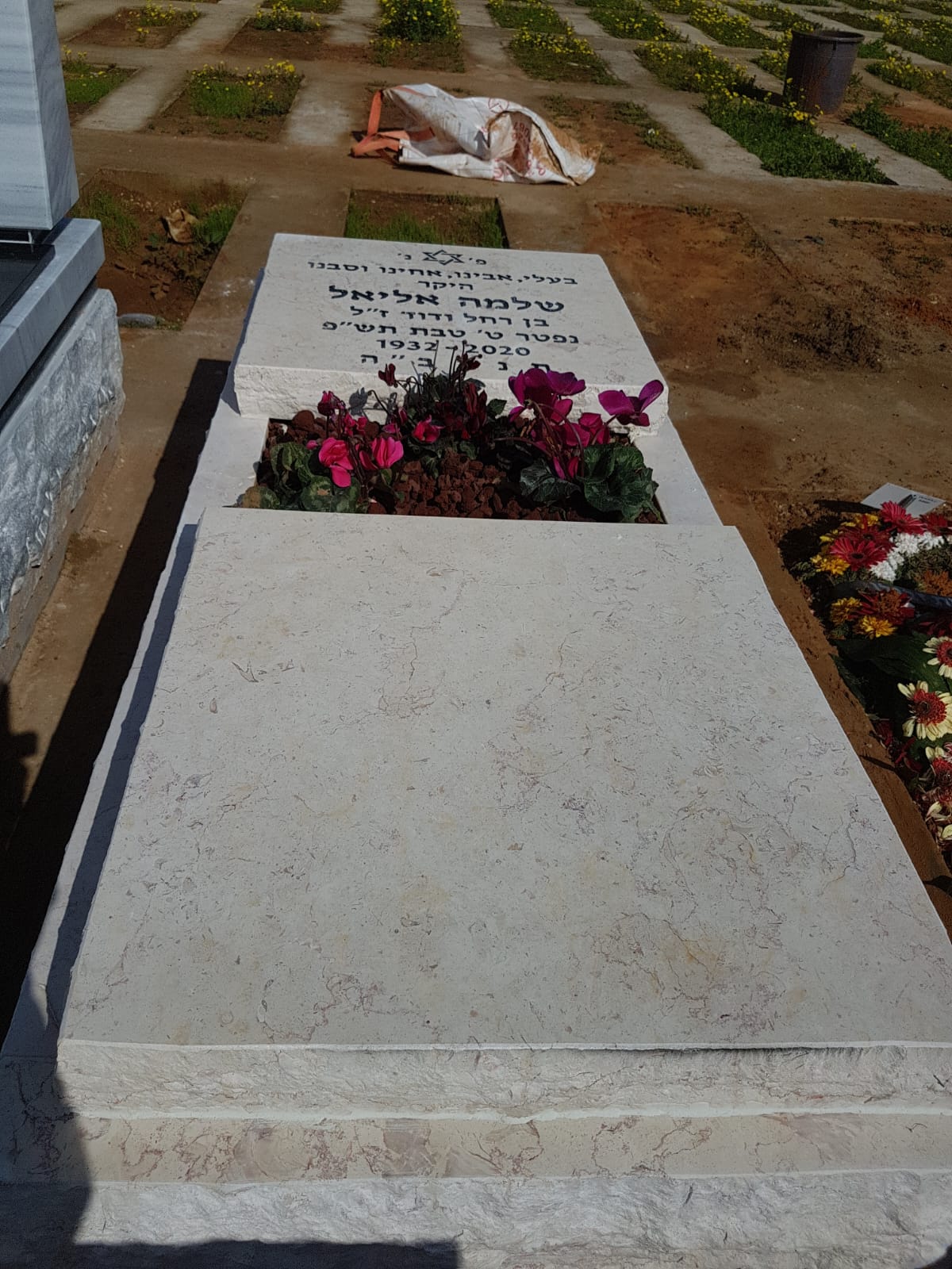מצבה כפולה משיש בהיר עם אדנית פרחים