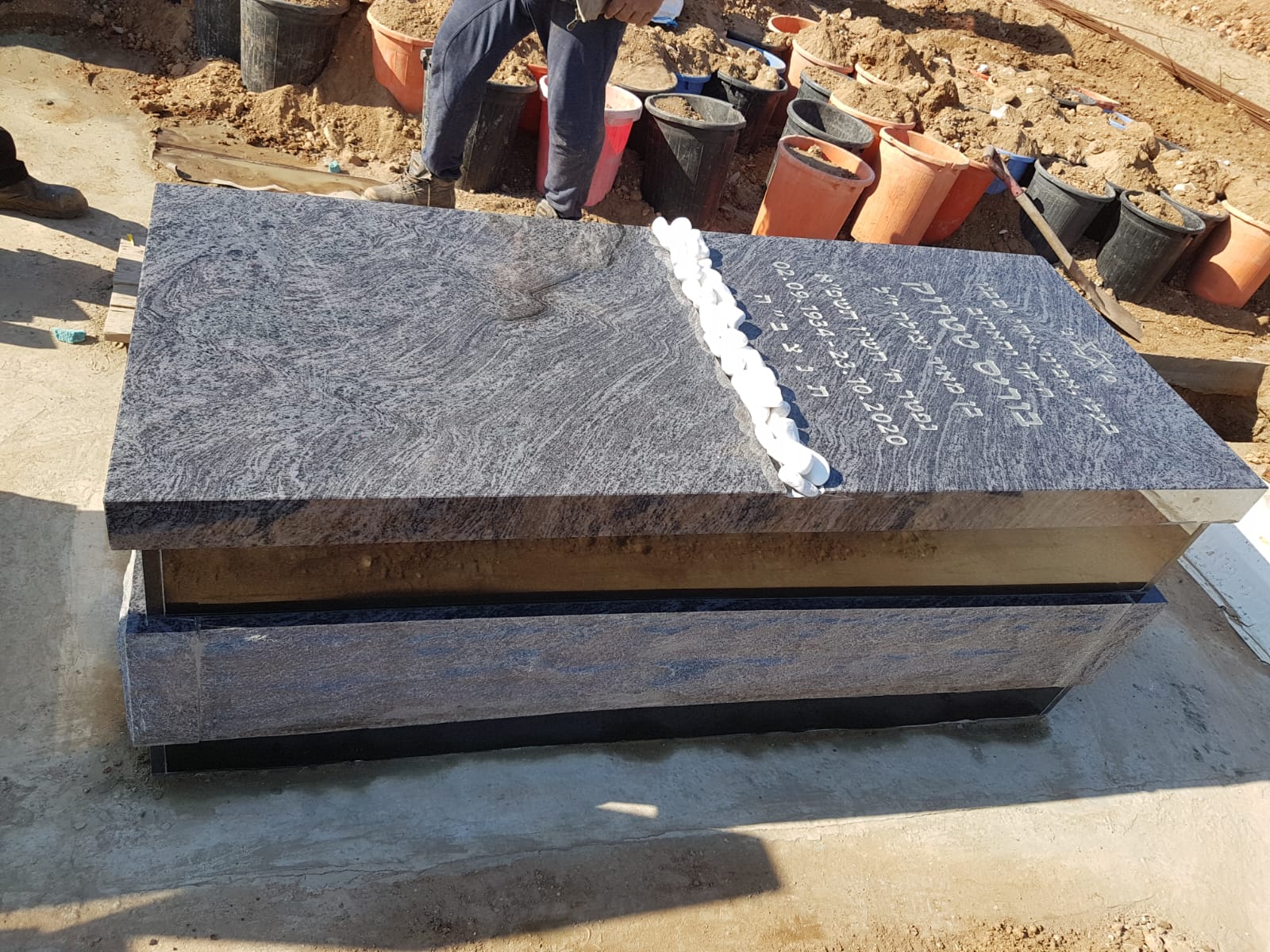 הקמת מצבה כפולה מדורגת מגרניט אפור טבעי