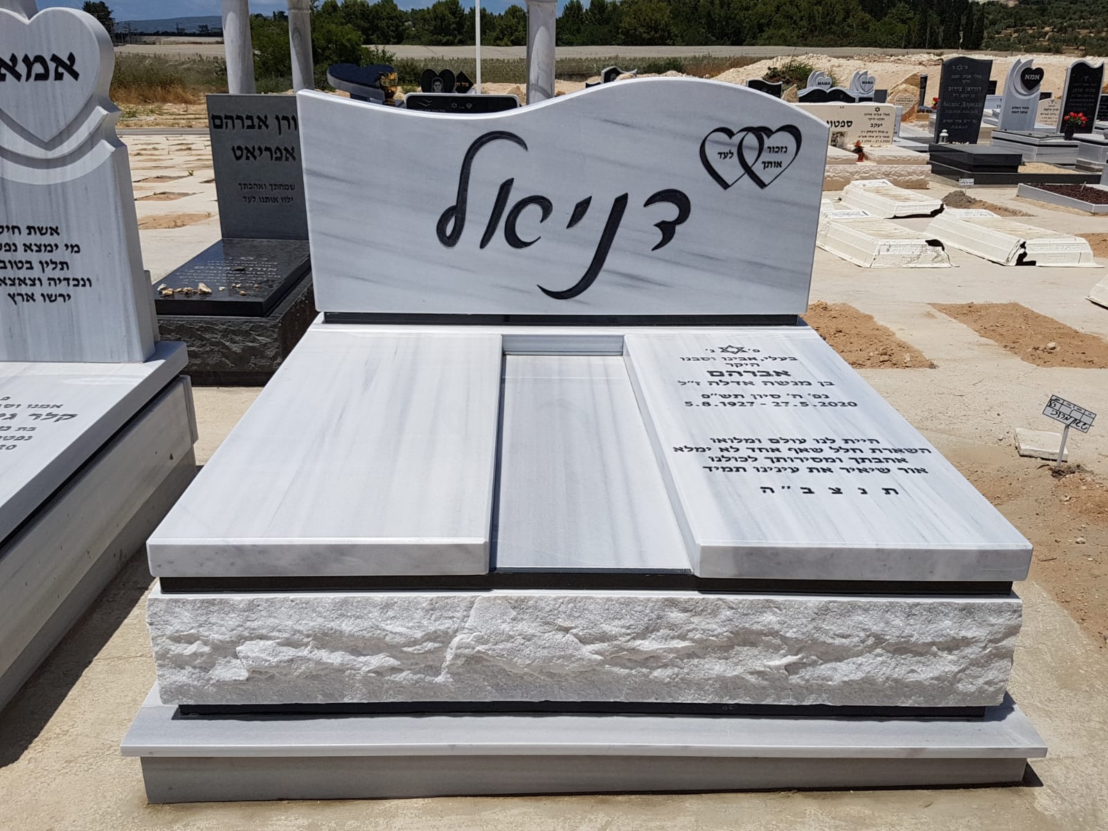 מצבת שיש לבן מפוארת עם בסיס מסותת בעכו