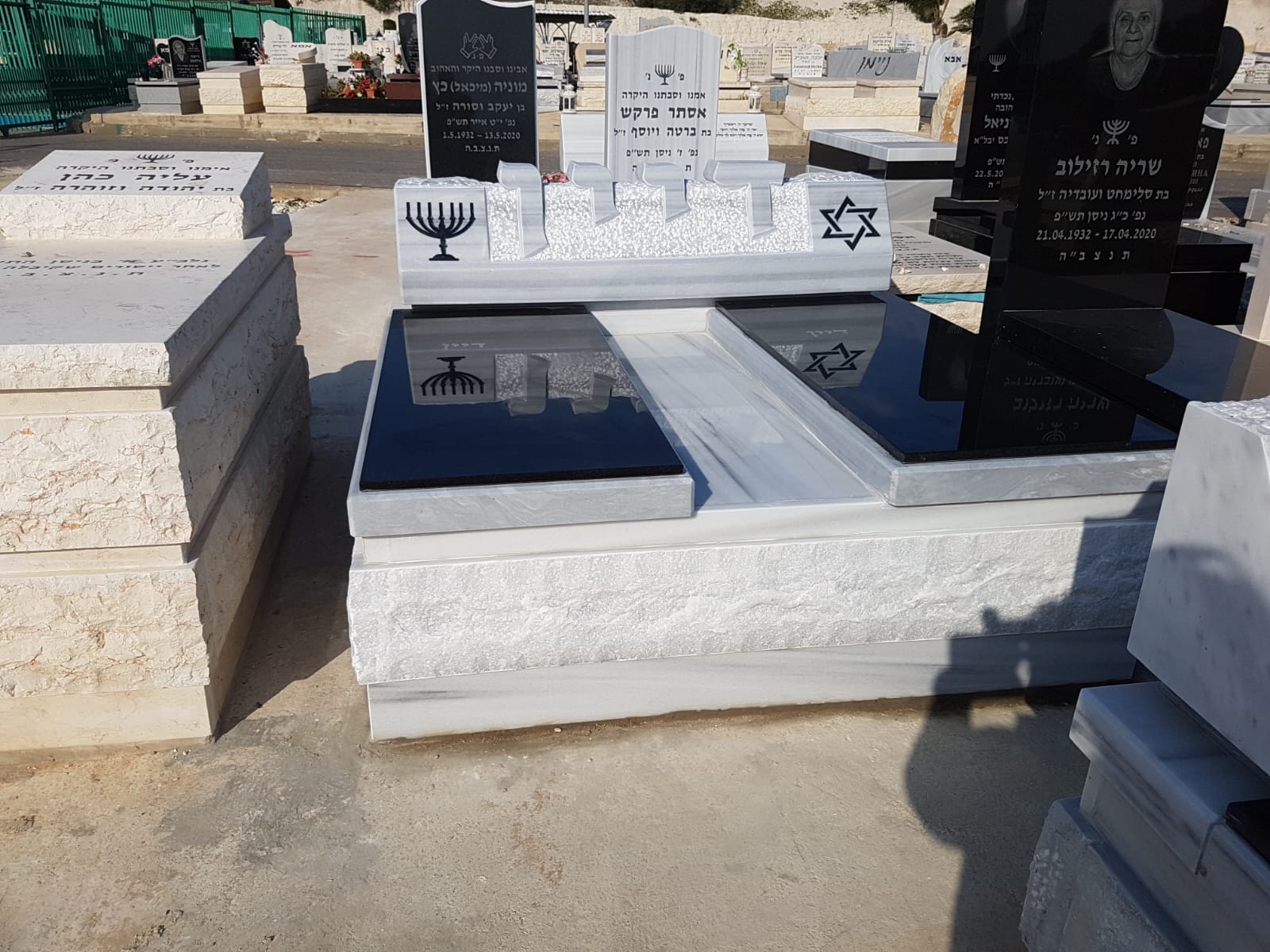 מצבה זוגית משיש וגרניט שחור בעכו והצפון