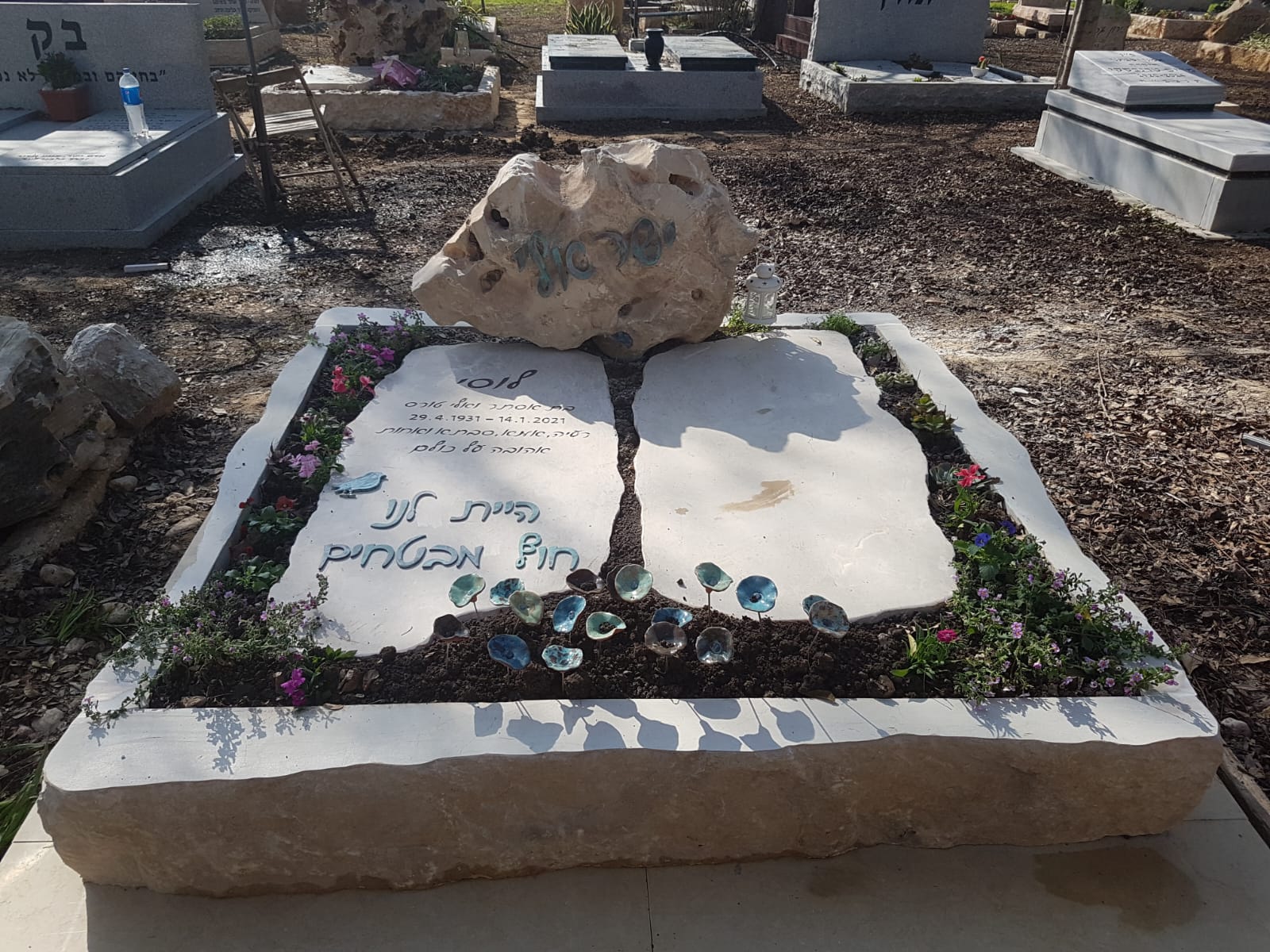 מצבה מאבן טבעית וסלע, שירותי מצבות בעכו והצפון.