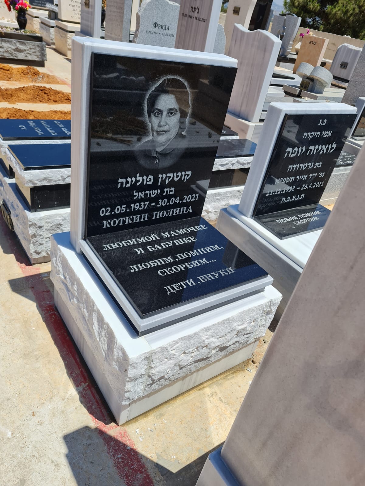 מצבת גרניט שחור עם דיוקן, שירותי מצבות בעכו והצפון