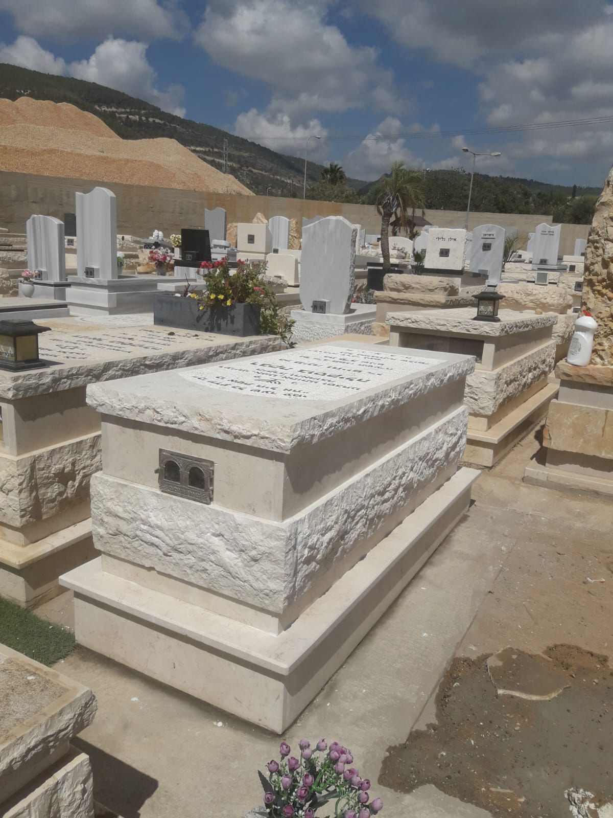 מצבה כפולה משיש חברוני מסותת בבית עלמין בצפון