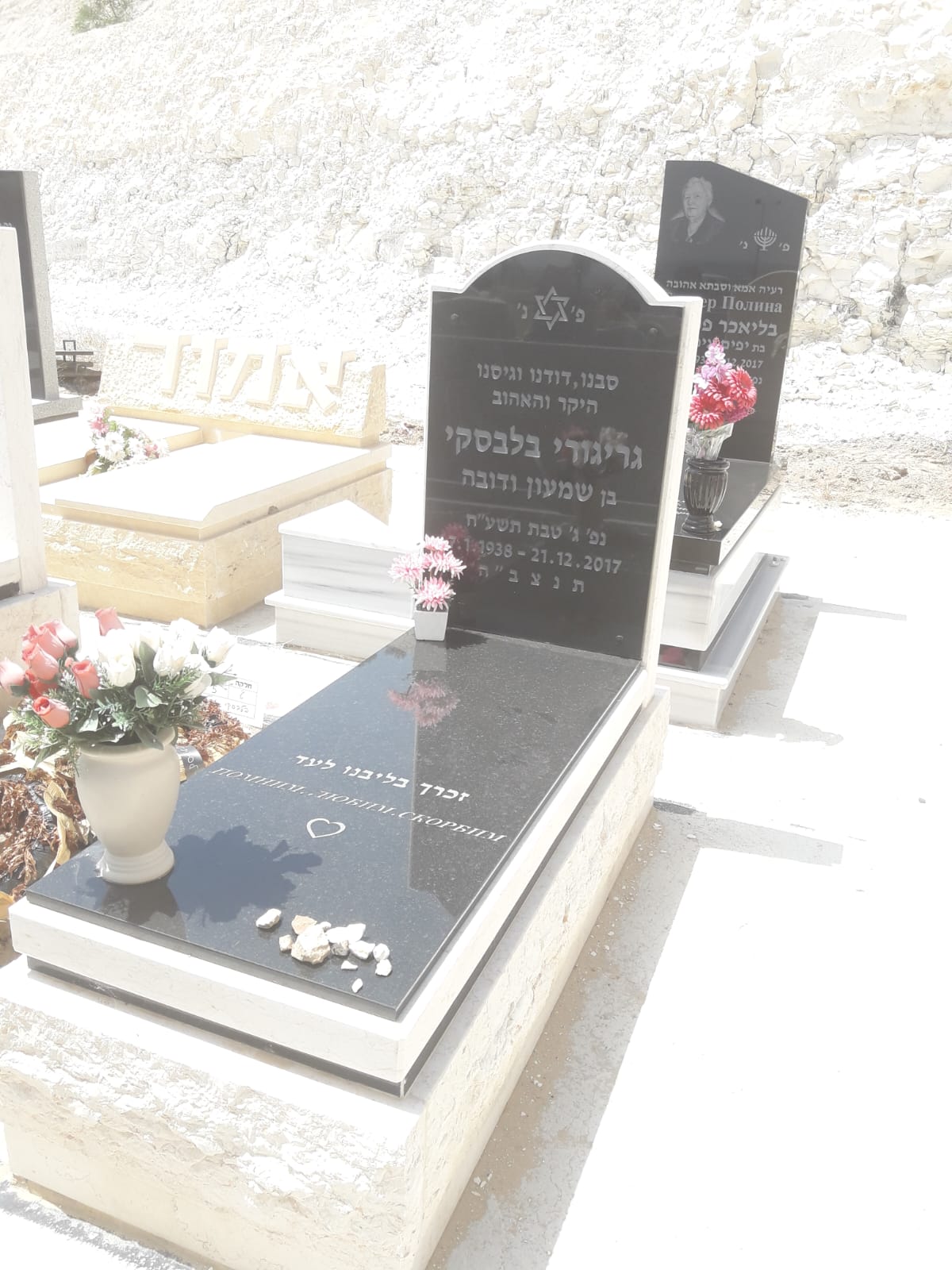 מצבת שיש שחור, שירותי מצבות בעכו והצפון
