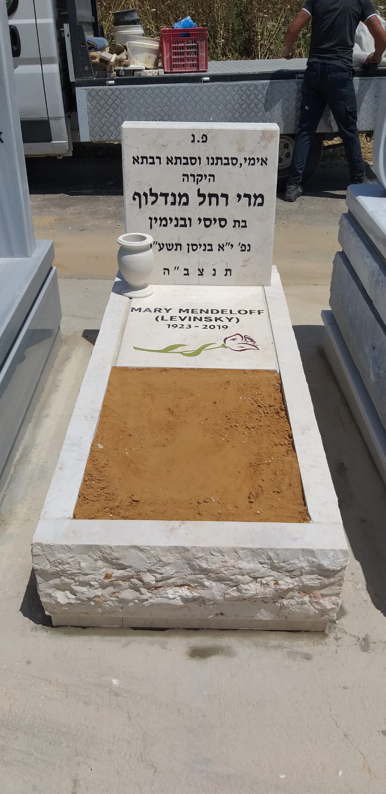 מצבה משיש חברון עם בסיס מסותת באזור עכו והצפון