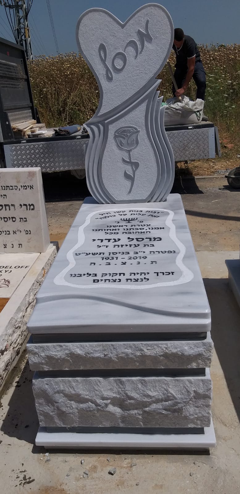 מצבה מעוצבת משיש טורקי ואבן חברון בצפון