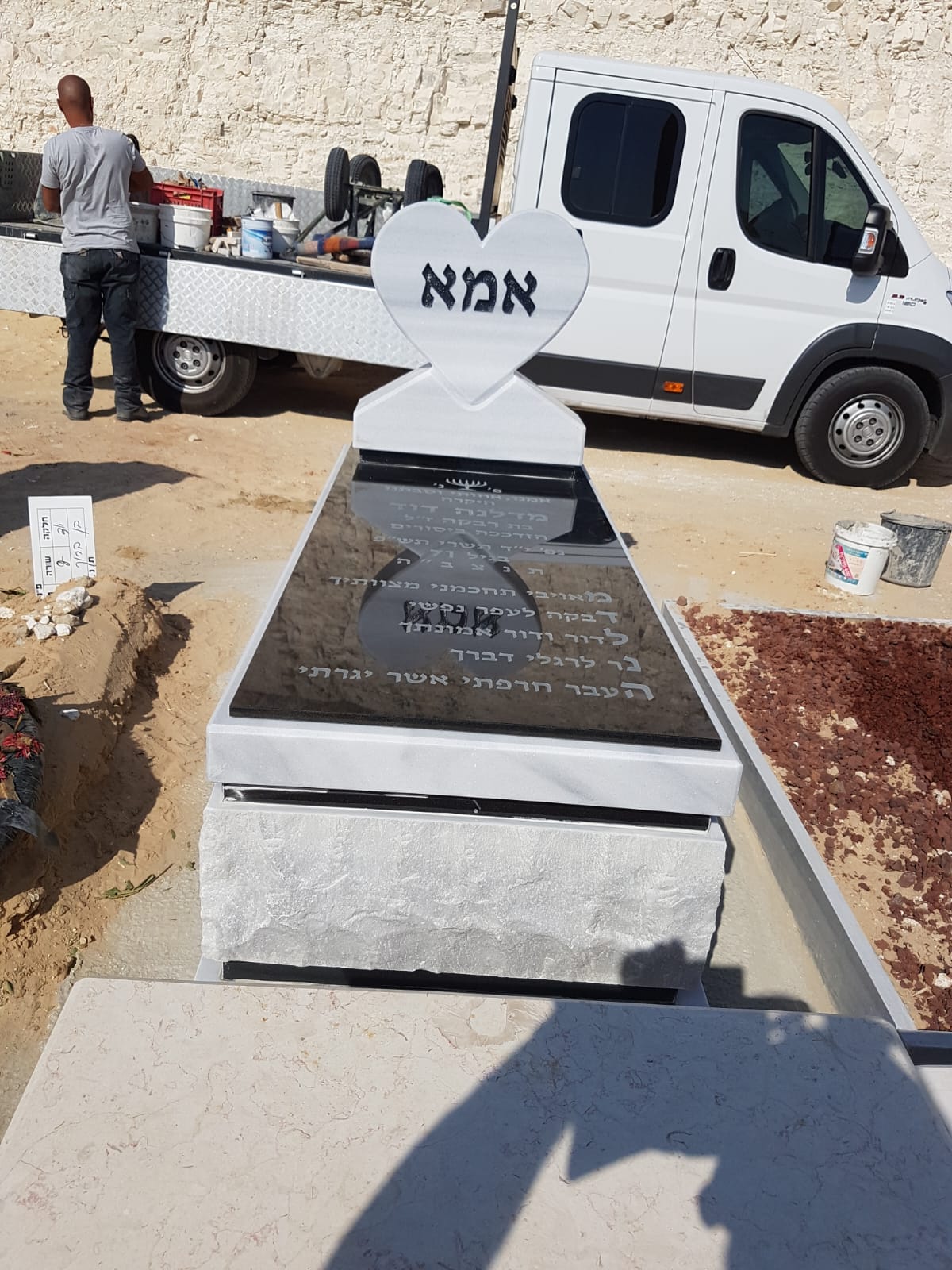 הקמת מצבה משיש טורקי לבן וגרניט שחור בצפון