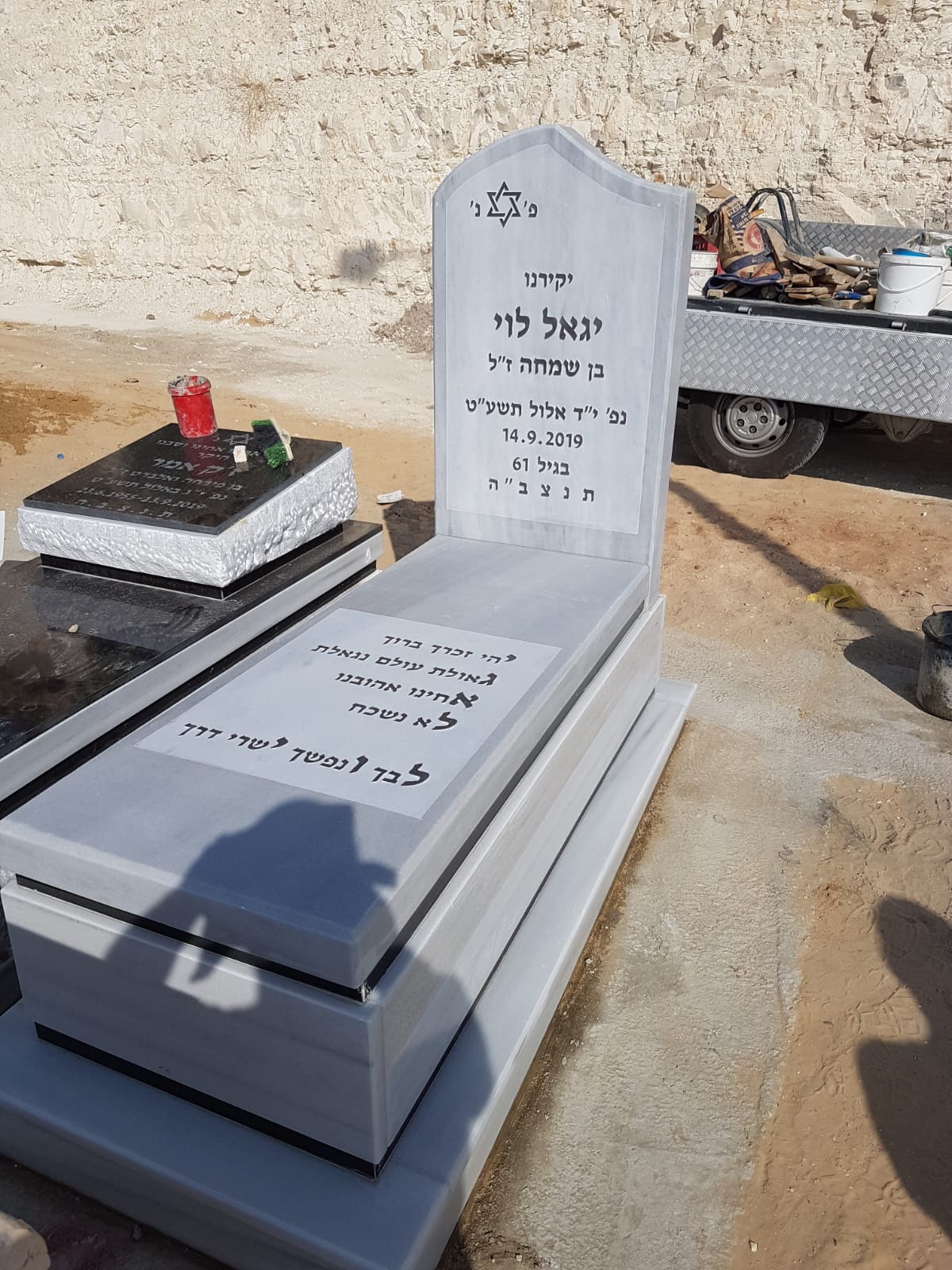 מצבה משיש תורכי מדורג, שירותי מצבות בעכו והצפון