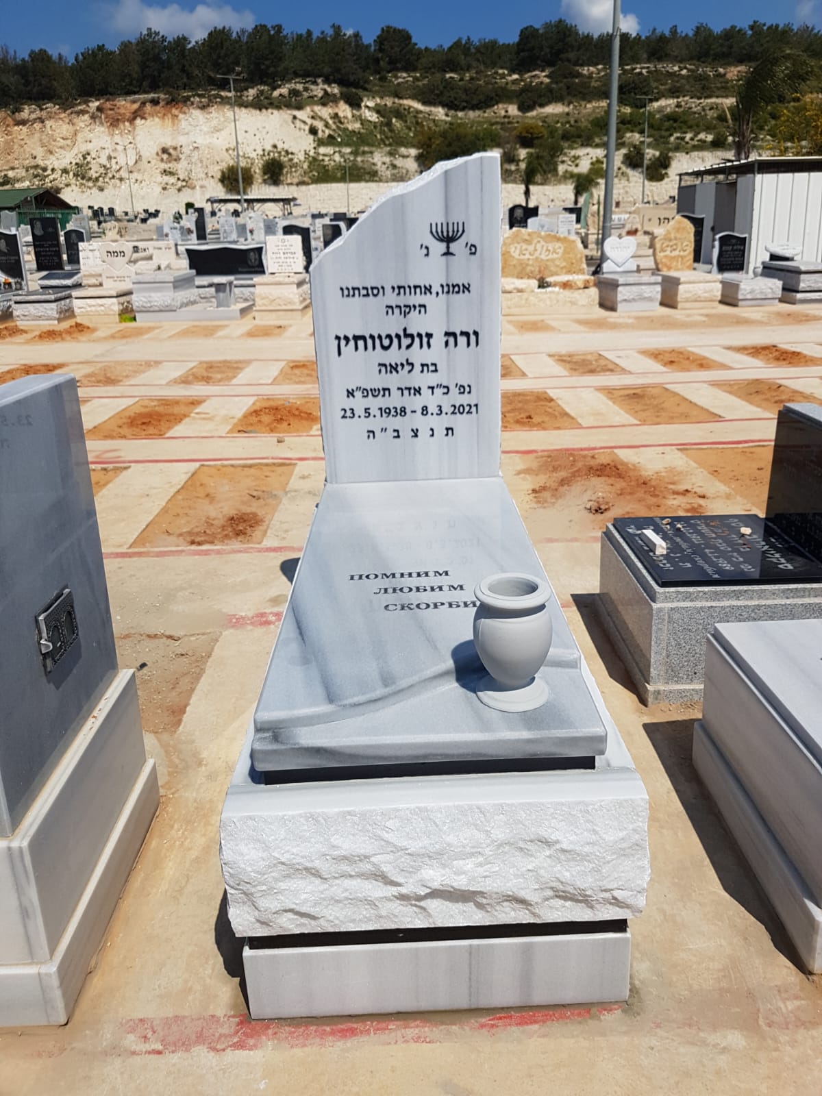 מצבת שיש טורקי איכותית בבית עלמין באזור עכו
