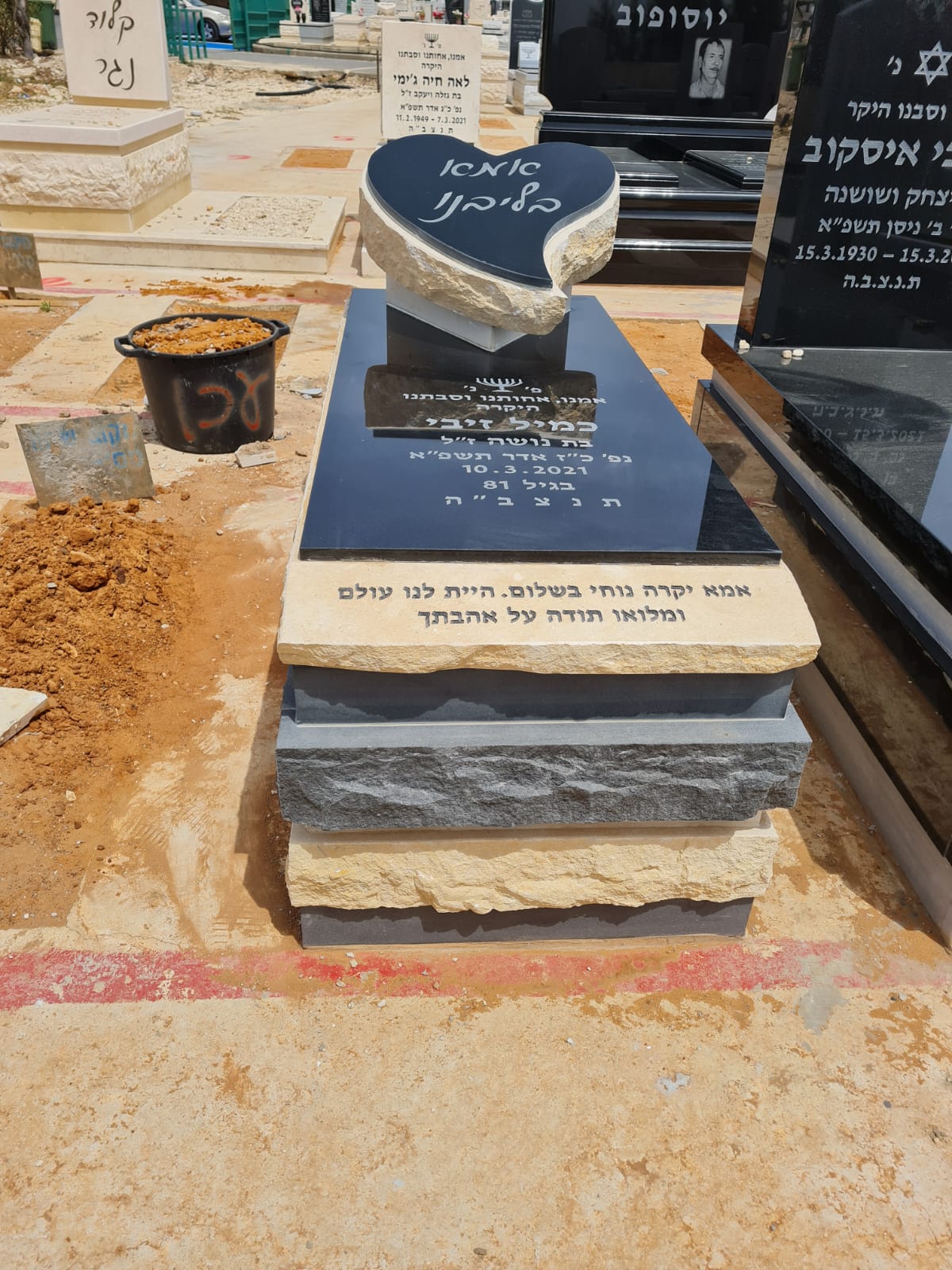 מצבה מעוצבת עם לב מגרניט שחור ושיש חברוני בצפון
