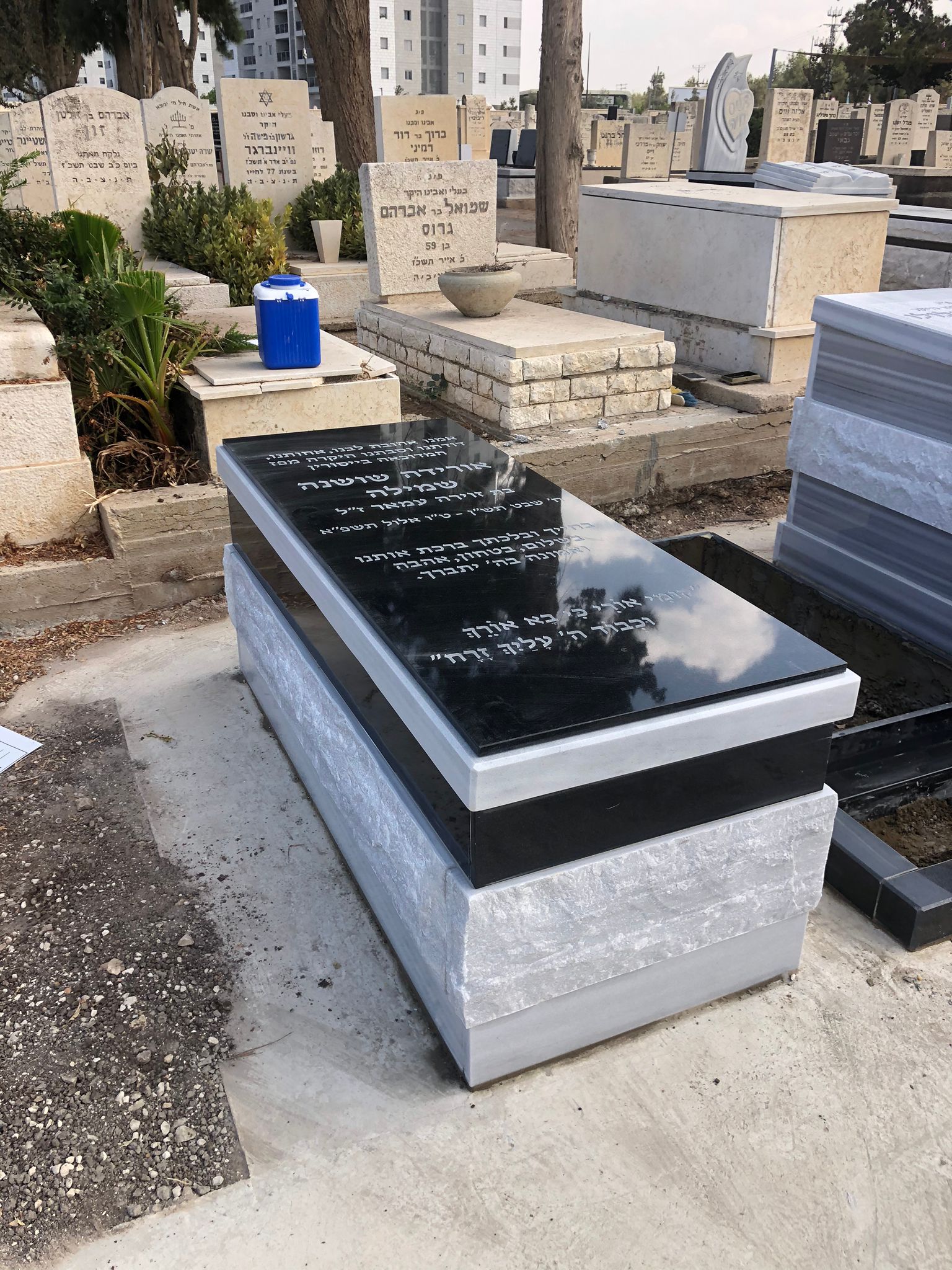 מצבה כפולה משיש גרניט שחור ושיש בהיר בעכו