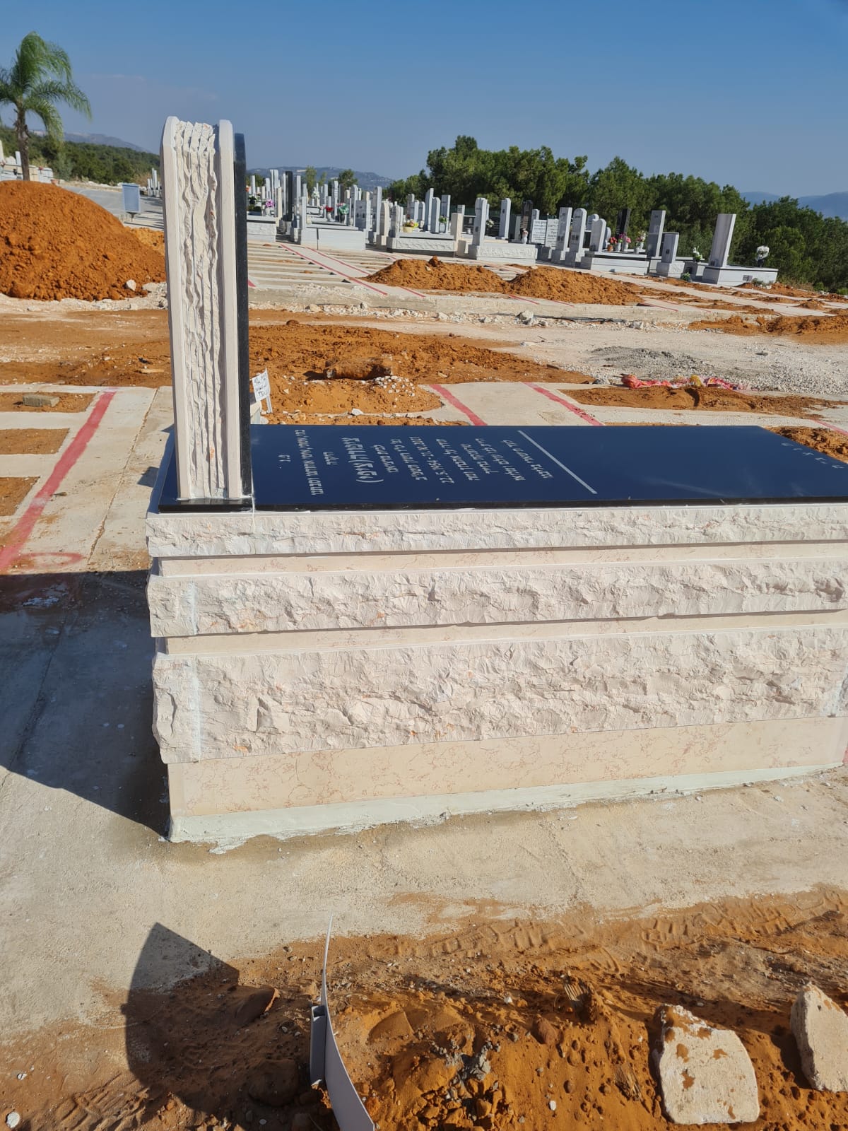 מצבה כפולה משיש חברון ושיש טורקי שחור בעכו