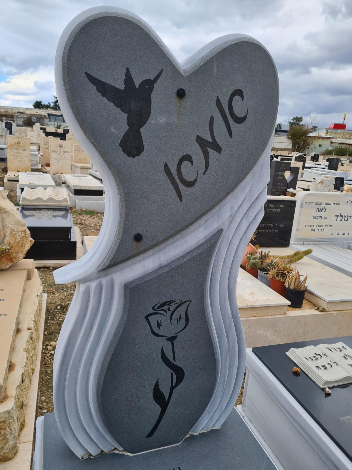 מצבה מעוצבת משיש טורקי וגרניט בצפון