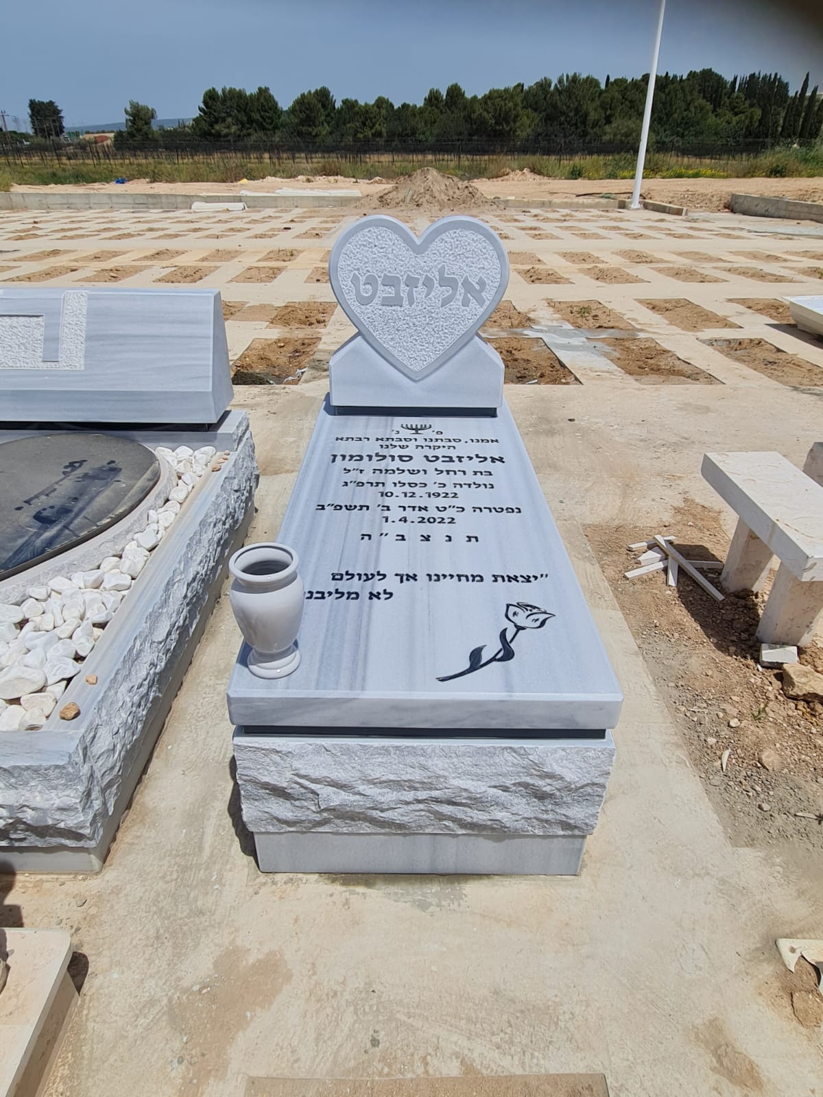 מצבת שיש טורקי עם ראש לב, שירותי מצבות בעכו והצפון