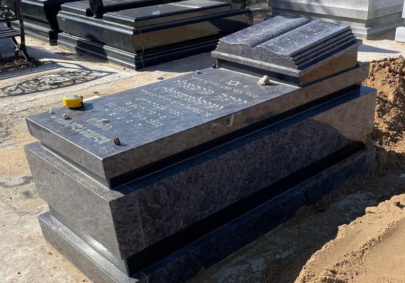 מצבה כפולה מגרניט כהה עם עיצוב ספר פתוח