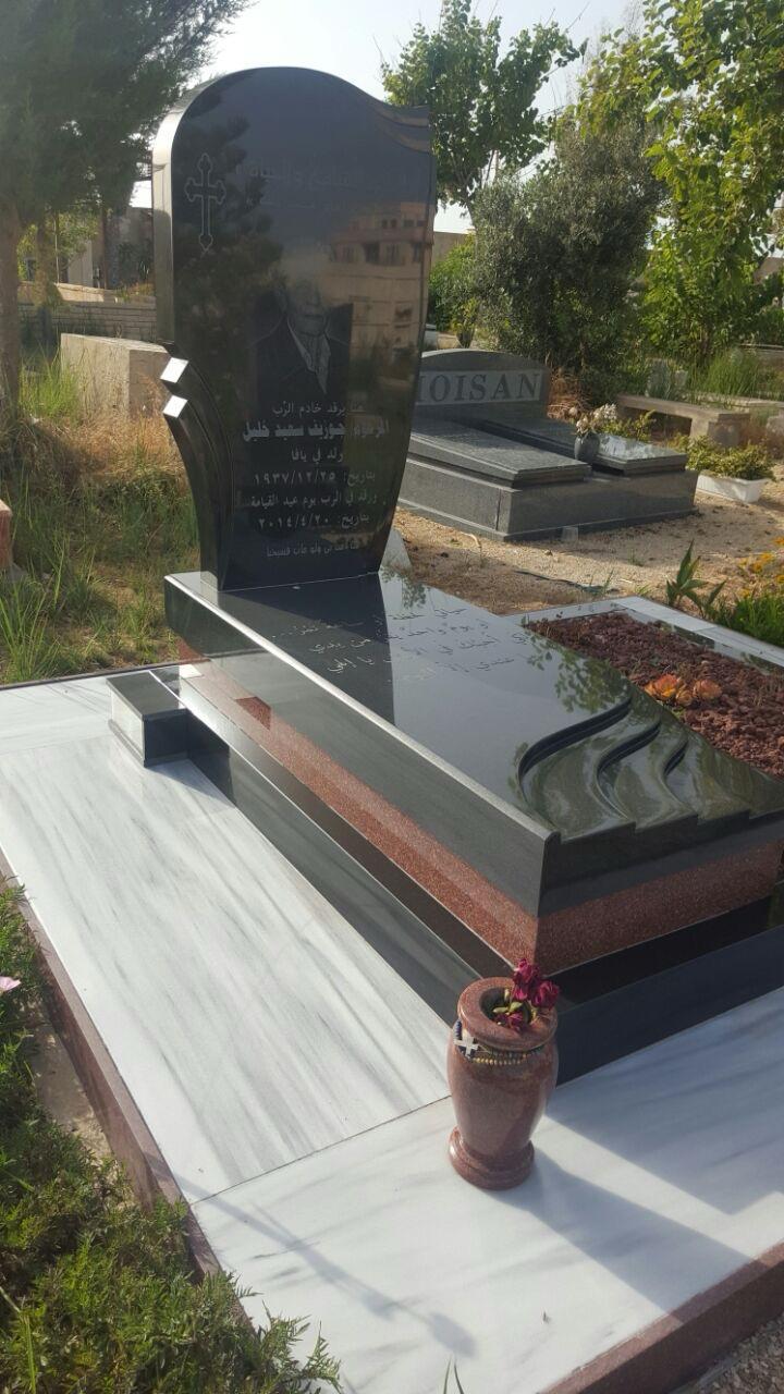 מצבה מפוארת מגרניט שחור עם בסיס שיש לבן