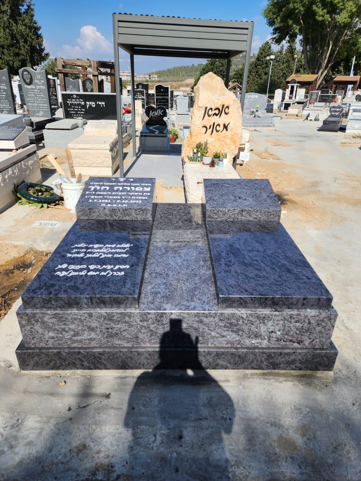 מצבה זוגית מדורגת מגרניט כהה בבית עלמין