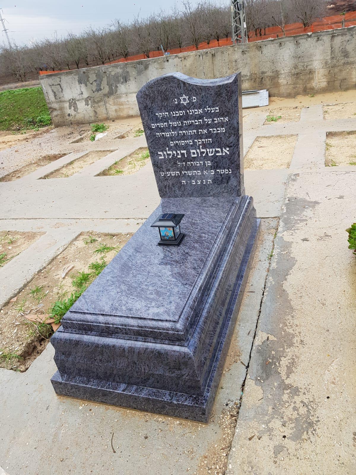 מצבת יחיד אפורה-כחולה מגרניט עם עיצוב מדורג