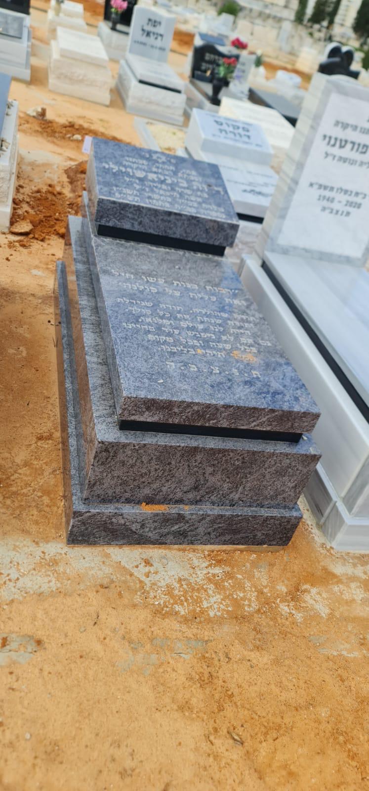 מצבת קומותיים מאבן גרניט אפורה בבית עלמין