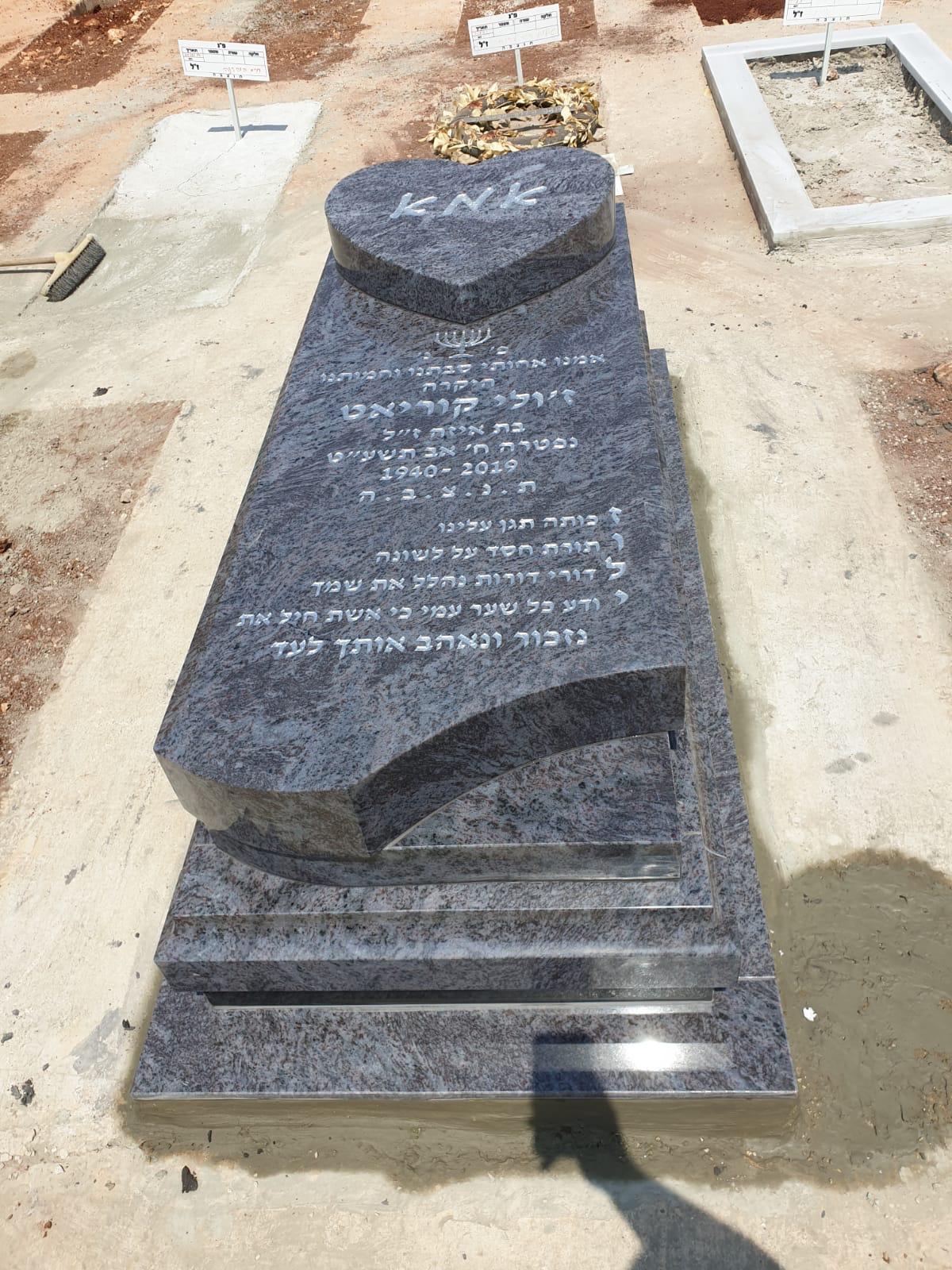 מצבה מדורגת מאבן גרניט כחולה עם כרית לב