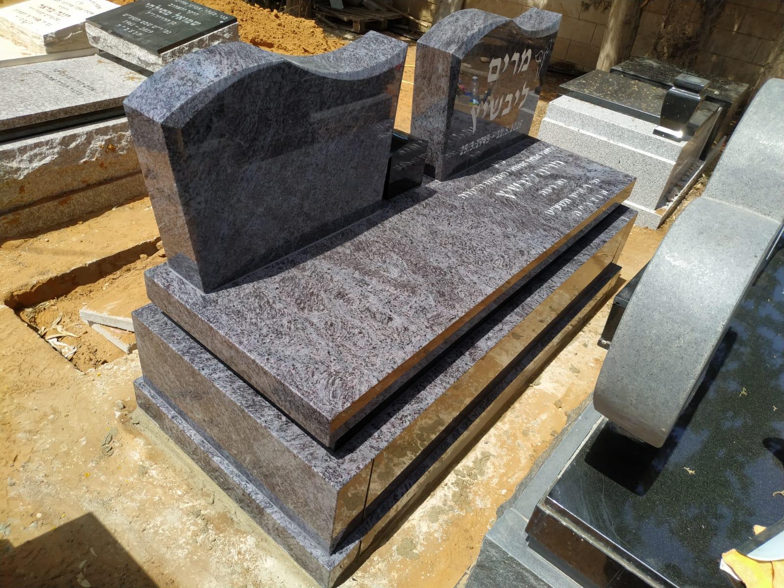 מצבה זוגית מרשימה מאבן גרניט כהה עם שכבות