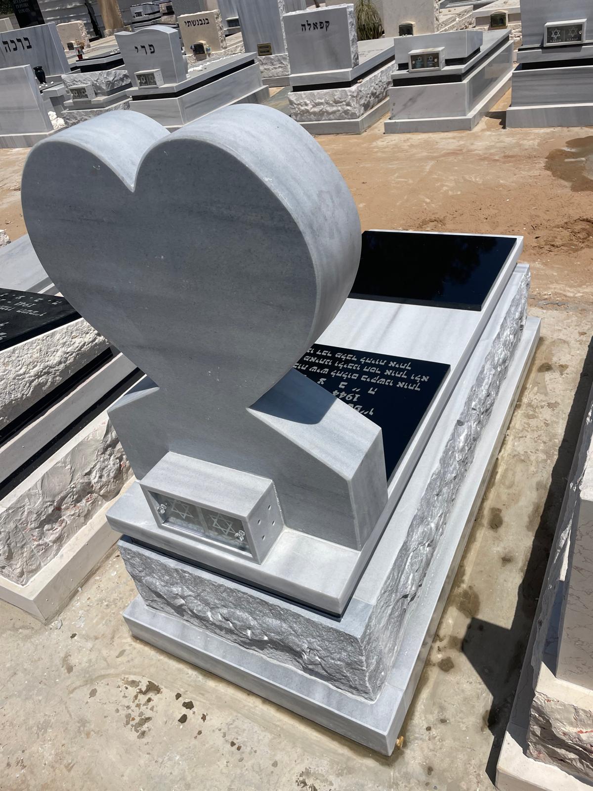 מצבת שיש אפורה עם פסל לב גדול