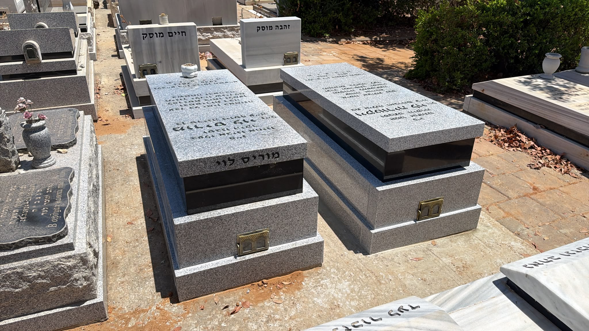 צמד מצבות קומותיים מגרניט אפור ושחור בבית עלמין