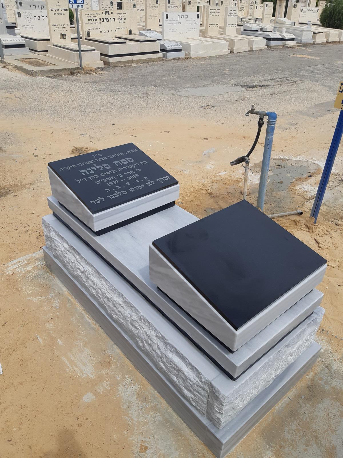 מצבה כפולה משיש אפור ולוחות שחורים בבית עלמין