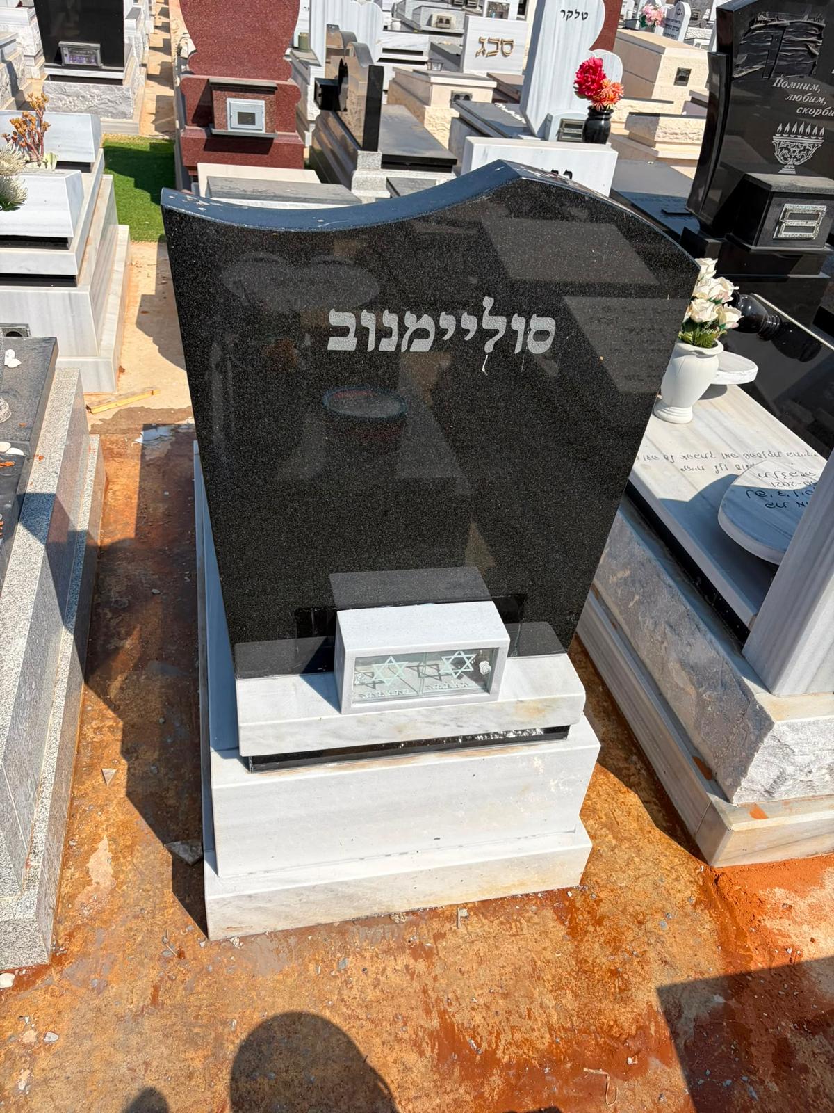 מצבת גרניט שחורה מעוצבת עם בסיס שיש לבן