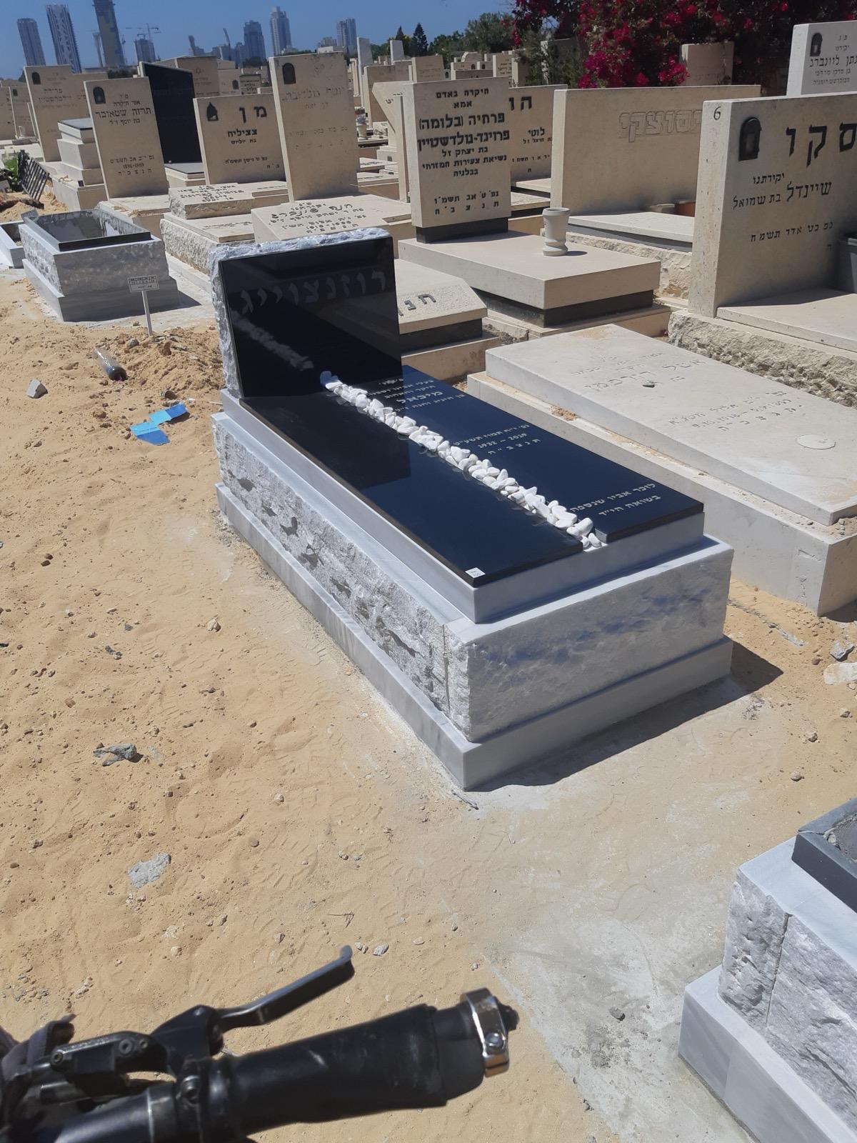 מצבת גרניט שחורה על בסיס אבן אפורה מסותתת