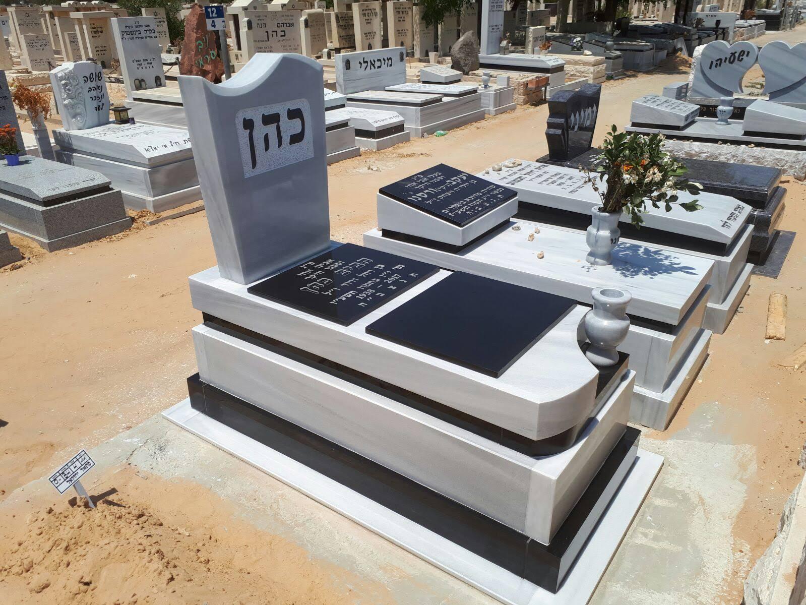 מצבה כפולה משיש לבן בשילוב אבן שחורה