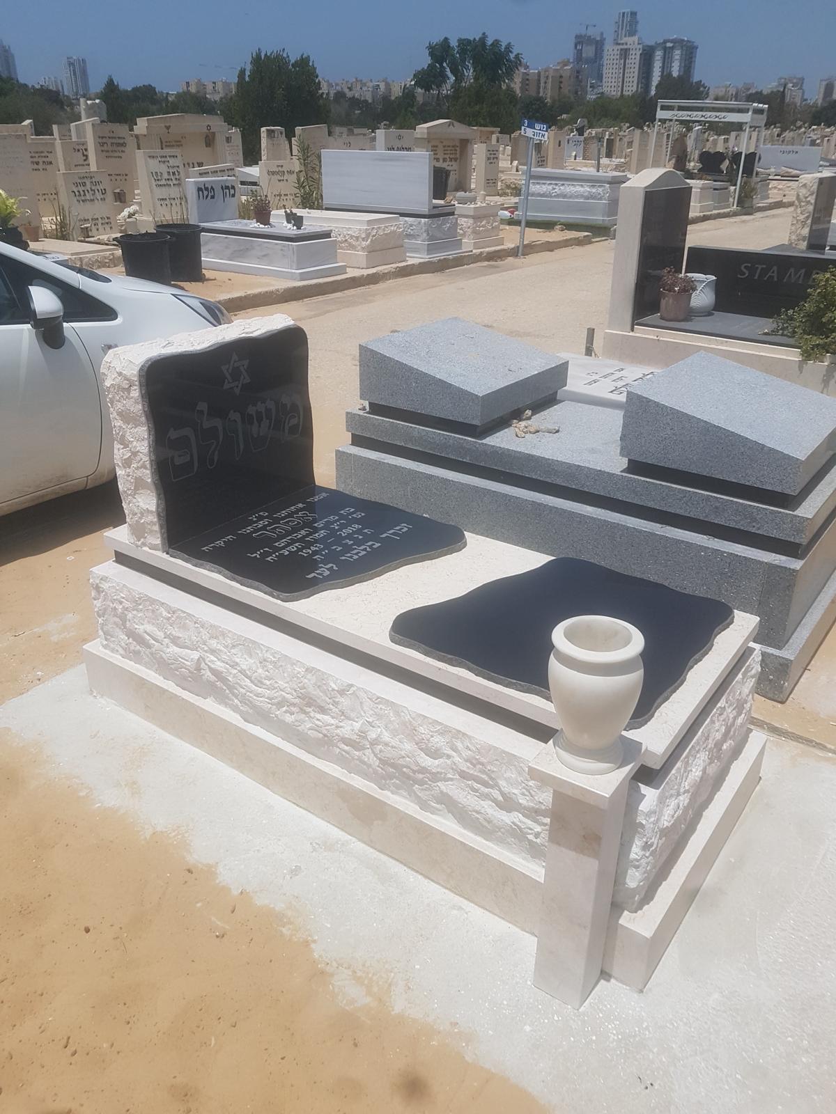 מצבת יחיד משולבת מאבן לבנה וגרניט שחור