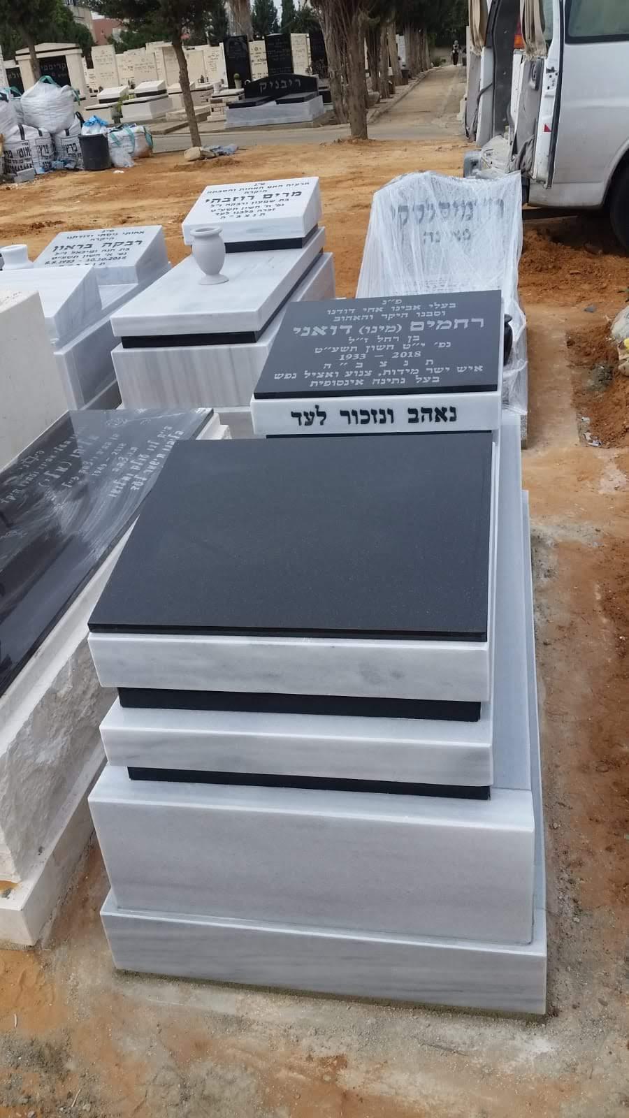 מצבה מדורגת משיש לבן וגרניט שחור בבית עלמין
