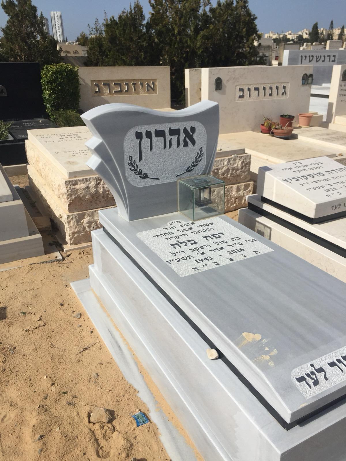 מצבת שיש אפורה כפולה עם כרית ראש מפוסלת